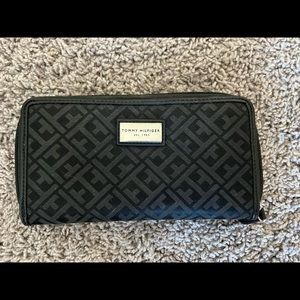 Tommy Hilfiger wallet with two inner pockets and zipper closure